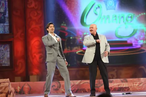 Hrithik Roshan shakes a leg with Father Rakesh Roshan at Umang Police Show