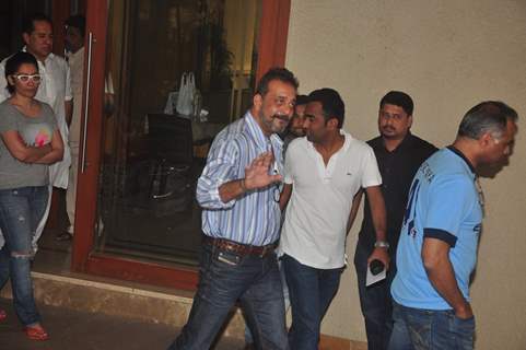 Sanjay Dutt waves at the camera while Leaving for Yerwada Jail