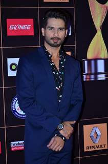 Shahid Kapoor poses for the media at Star Guild Awards