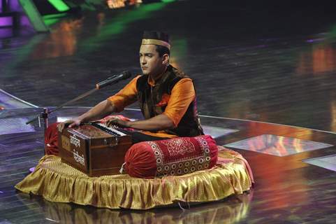 Aditya Narayan performs at the Promotions of Hawaizaada on Sa Re Ga Ma Pa Li'l Champs 5