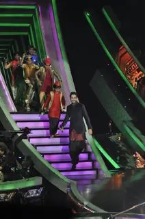 Ayushmann Khurrana performs with kids at Promotions of Hawaizaada on Sa Re Ga Ma Pa Li'l Champs 5