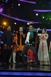 Mithun Chakraborty shakes a leg at the Promotions of Hawaizaada on Sa Re Ga Ma Pa Li'l Champs 5