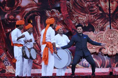 Riteish Deshmukh shakes a leg at Stardust Awards 2014