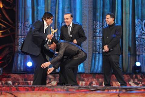 Shah Rukh Khan was snapped taking blessings from Amitabh Bachchan at Stardust Awards 2014