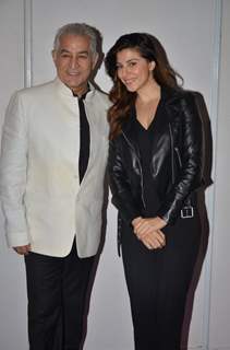 Dalip Tahil poses with a guest at ITT Travel Exhibition