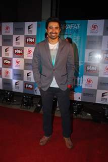 Rannvijay Singh poses for the media at the Premier of Sharafat Gayi Tel Lene