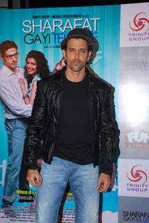 Hrithik Roshan poses for the media at the Premier of Sharafat Gayi Tel Lene