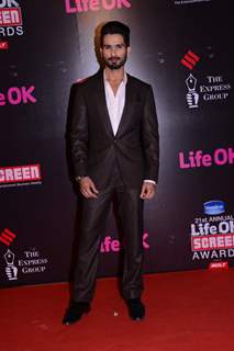 Shahid Kapoor poses for the media at 21st Annual Life OK Screen Awards Red Carpet