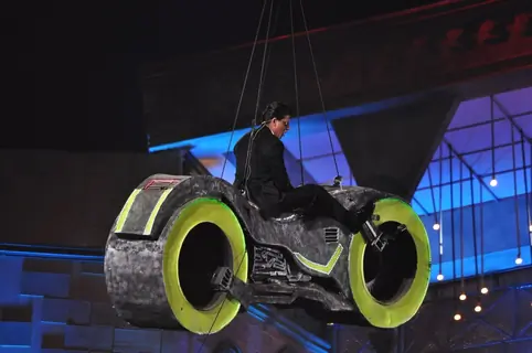 Shah Rukh Khan performs on 21st Annual Life OK Screen Awards Red Carpet
