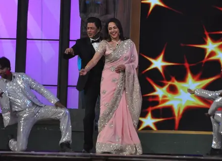 Shah Rukh Khan and Hema Malini perform at 21st Annual Life OK Screen Awards Red Carpet