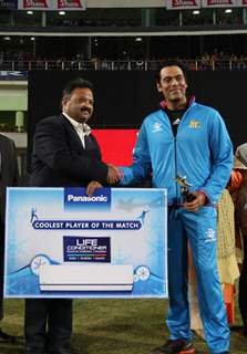 Samir Kochhar receives 'Coolest Player of the Match' during Mumbai Heroes Vs Kerala Strikers Match