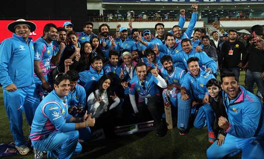 Team poses for the media during Mumbai Heroes Vs Kerala Strikers Match