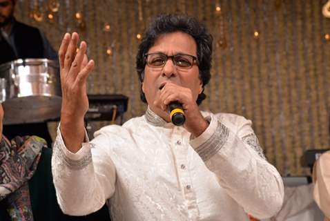 Talat Aziz performs at Saurabh and Nasreen Daftary's Daughter Pooja's Wedding Reception