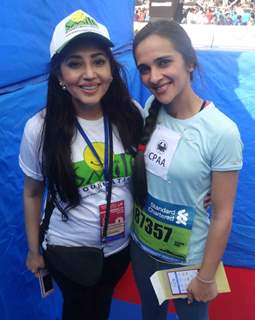 Tara Sharma and Archana Kochhar pose for the media at Standard Chartered Mumbai Marathon 2015