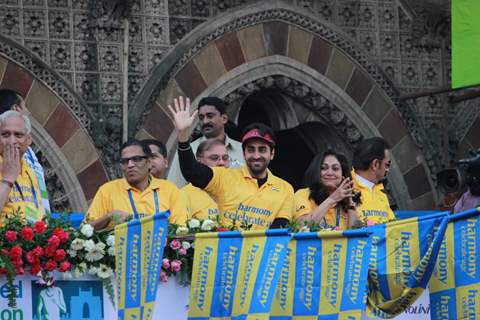 Ayushmann Khurrana was snapped waving to the fans at Standard Chartered Mumbai Marathon 2015