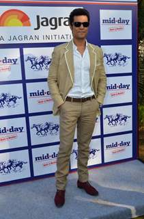 Randeep Hooda poses for the media at Mid Day Race