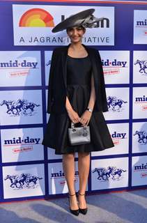 Sonam Kapoor poses beautifully for the media at Mid Day Race