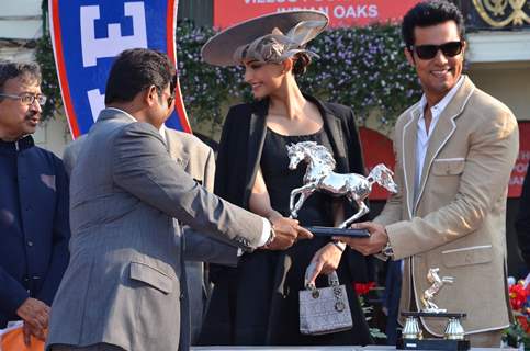 Sonam Kapoor and Randeep Hooda felicitated at the Mid Day Race