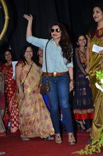 Rani Mukherjee waves to the audience at Mumbai University