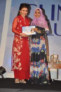 Soha Ali Khan felicitates an achiever at the Clinic Plus Scholarship Event