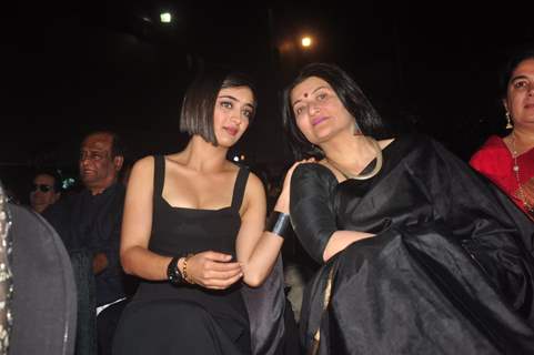 Akshara Haasan poses with Mother Sarika at the Music Launch of Shamitabh