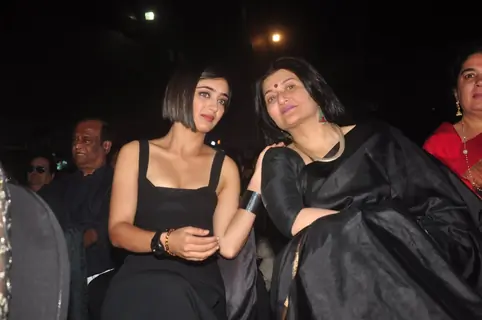 Akshara Haasan poses with Mother Sarika at the Music Launch of Shamitabh