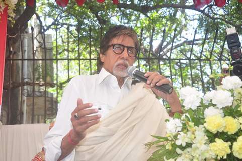 Amitabh Bachchan interacts with the audience at the The Vision Eye Center