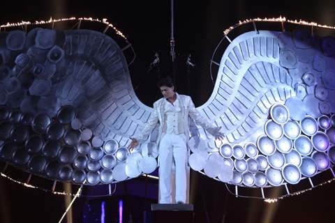 Shah Rukh Khan performs at 21st Annual Life OK Screen Awards Red Carpet