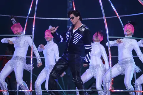 Shah Rukh Khan performs at 21st Annual Life OK Screen Awards Red Carpet