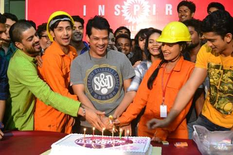 Team of Saada Haq Celebrates on Completing 300 Episodes