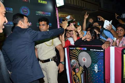 Akshay Kumar was snapped greeting his fans at the Red Carpet Premier of Baby