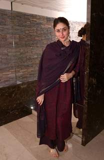 Kareena Kapoor poses for the media at Soha Ali Khan's Mehendi Ceremony