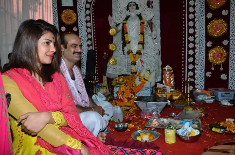 Priyanka Chopra seeks blessings from Goddess Saraswati at Anurag Basu's Saraswati Pooja