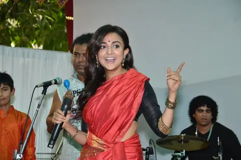 Monali Thakur performs at Anurag Basu's Saraswati Pooja