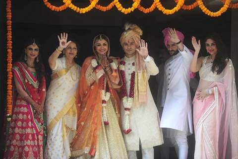 Soha Ali Khan and Kunal Khemu pose with Family Members at their Wedding