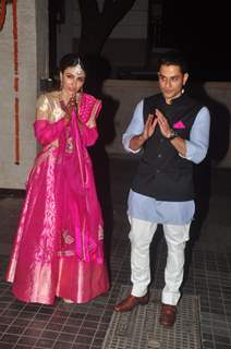 Soha Ali Khan and Kunal Khemu greet the media at their Wedding Reception