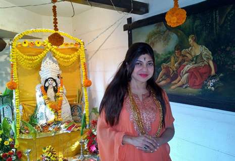 Alka Yagnik poses for the media at Bappi Lahiri's Saraswati Pooja