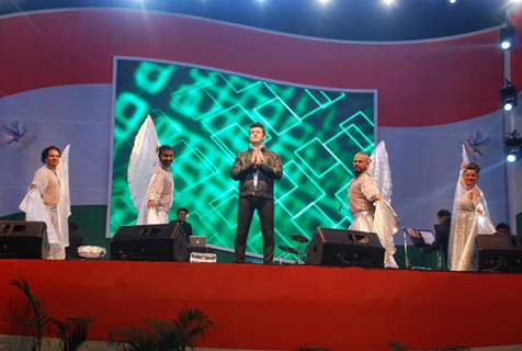 Sonu Niigam performs at his Concert at MMRDA