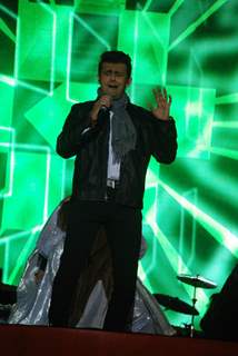 Sonu Niigam performs at his Concert at MMRDA