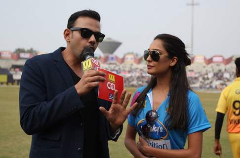 Cyrus Sahukar interacts with Lisa Haydon at Mumbai Heroes Match at CCL