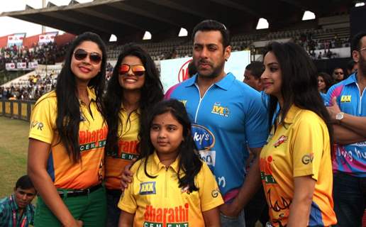 Salman Khan poses with fans at Mumbai Heroes Match at CCL