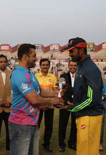 Salman Khan was snapped giving award at a player at Mumbai Heroes Match at CCL