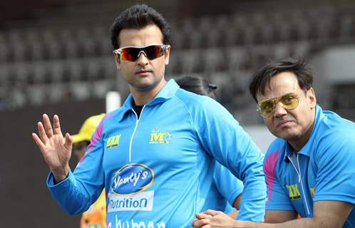 Rohit Roy waves to the camera at Mumbai Heroes Match at CCL