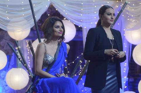 Dimpy Ganguly Mahajan performs with Sonakshi Sinha at the Bigg Boss Halla Bol Grand Finale