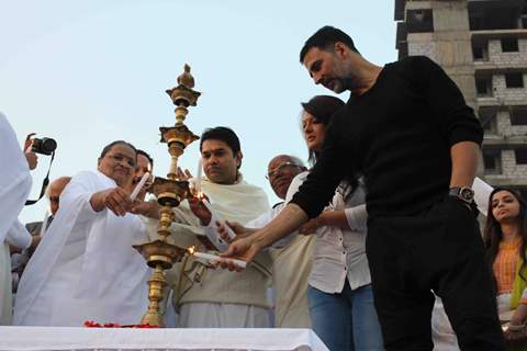 Akshay Kumar lights the lamp at Bramhakumari Sakhi Minithon 2015