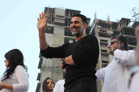 Akshay Kumar waves to the fans at Bramhakumari Sakhi Minithon 2015