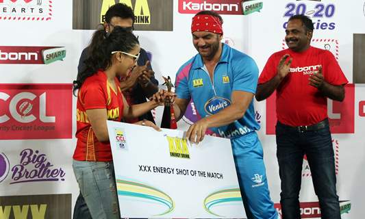 Sohail Khan receives an award at CCL Match Between Mumbai Heroes and Telugu Warriors