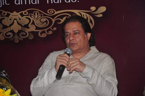 Anup Jalota interacts with the audience at Jagjit Singh's Birth Anniversary Concert