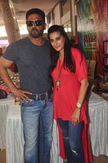 Suniel Shetty and Mana Shetty pose for the media at Araish Exhibition