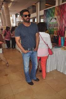 Suniel Shetty poses for the media at Araish Exhibition